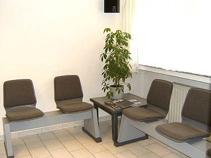 Wartezimmer der Zahnarztpraxis · Zahnarzt Drs.(NL) Paul Conrads · 52066 Aachen