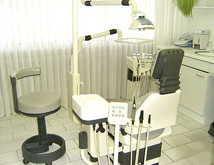 Behandlungsraum der Zahnarztpraxis · Zahnarzt Drs.(NL) Paul Conrads · 52066 Aachen